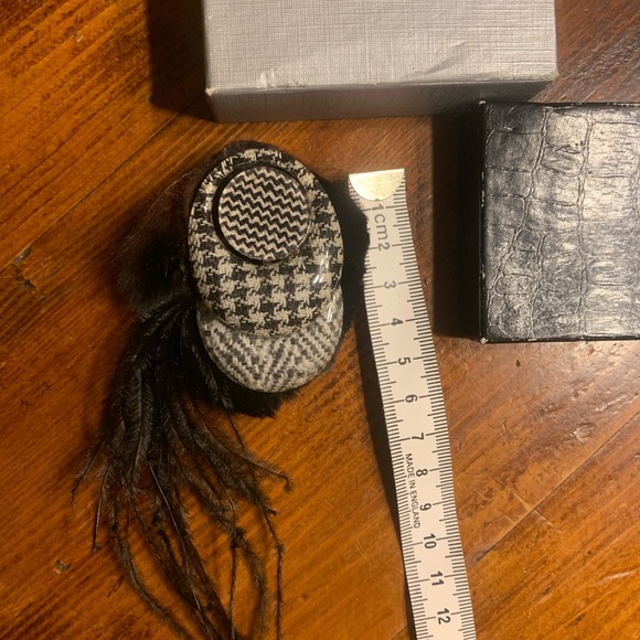 vintage brooch with feather - Picture 7 of 7